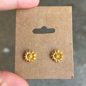 Dainty Daisy Floral Earrings Gold - Estate Find Untested Unmarked Post Studs
